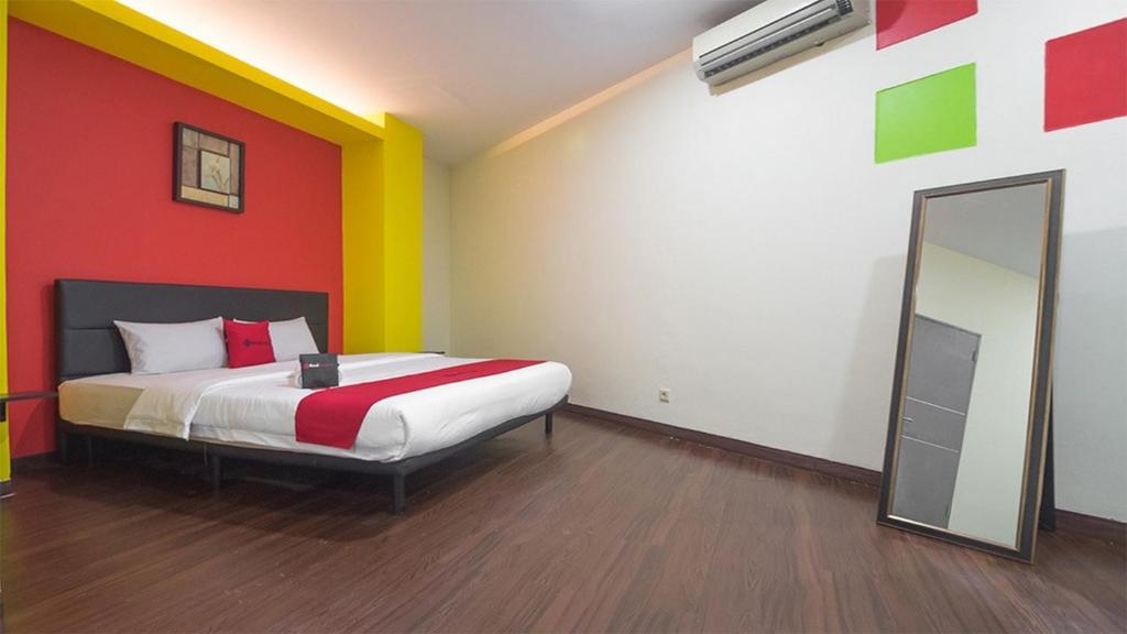 Двухместный (Двухместный номер Делюкс с 1 кроватью), RedDoorz near ITC Mangga Dua