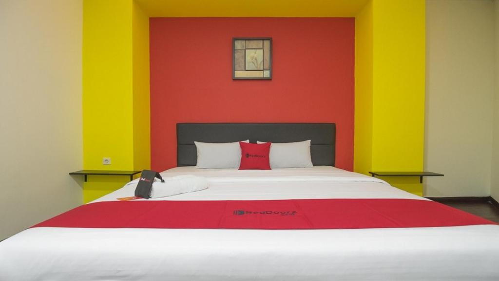 Двухместный (Двухместный номер Делюкс с 1 кроватью), RedDoorz near ITC Mangga Dua