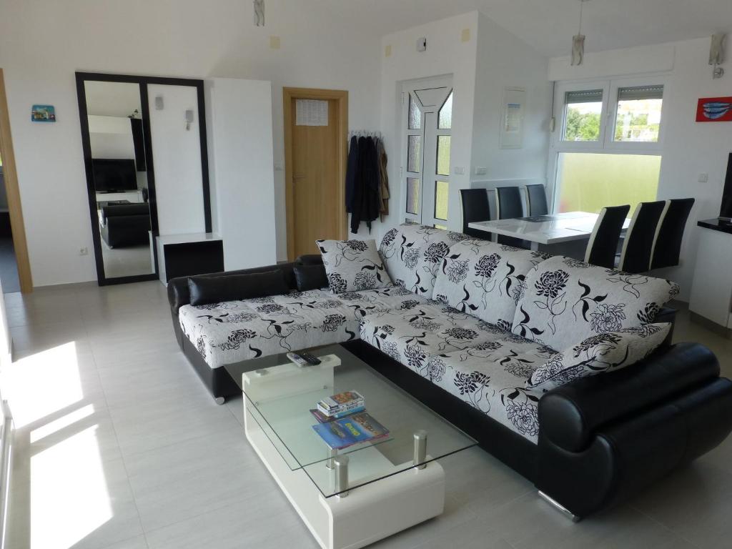 Nice apartment with shared swimming pool only 500m from the beach and 4km from Trogir photo 2