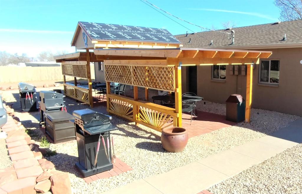 Lake Powell Motel & Apartments - Tap to explore photos