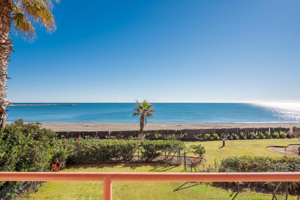 Royal Front Beach Apartment photo 4
