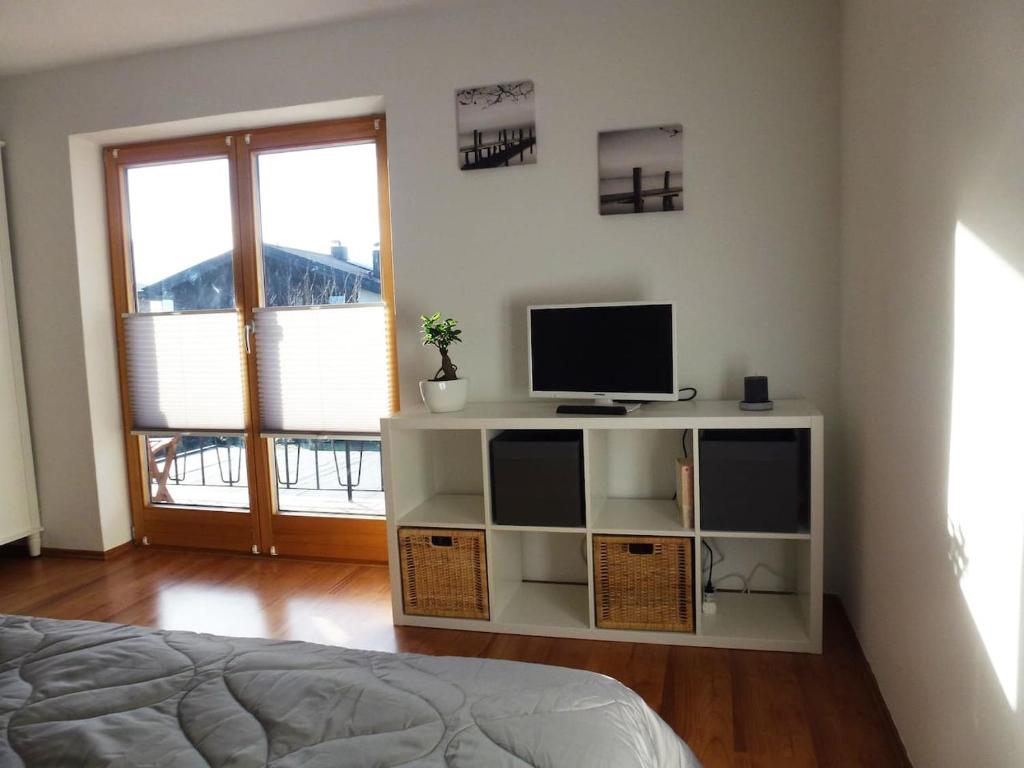 Bergblick und See photo 2