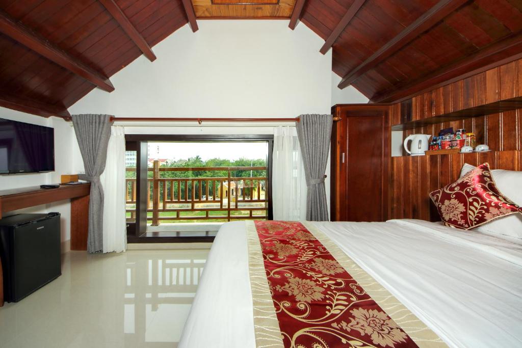 Threeway Riverside Villa