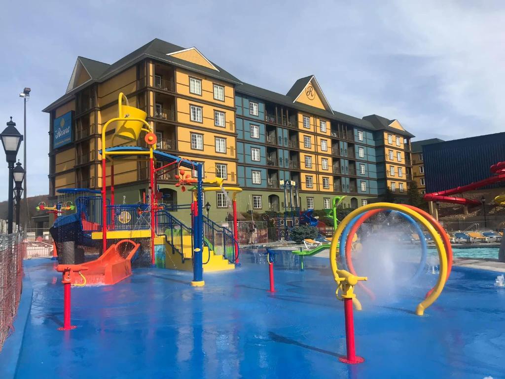 The Resort at Governor's Crossing - Tap to explore photos