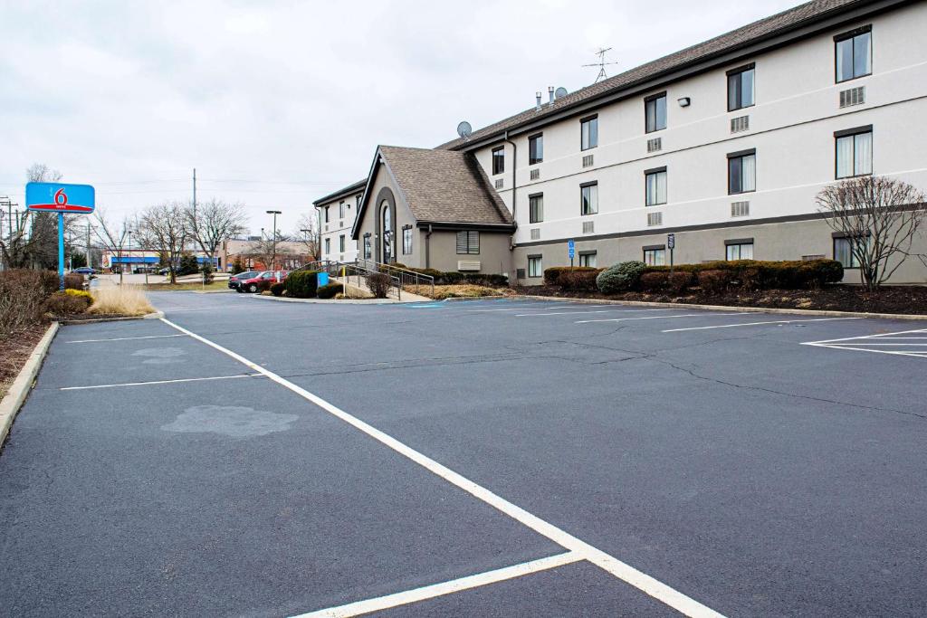 Welcome Suites Springdale image