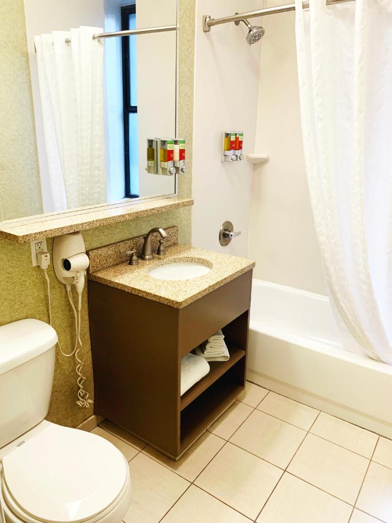 Двухместный (Улучшенный номер с кроватью размера «queen-size»), The Hotel at Times Square