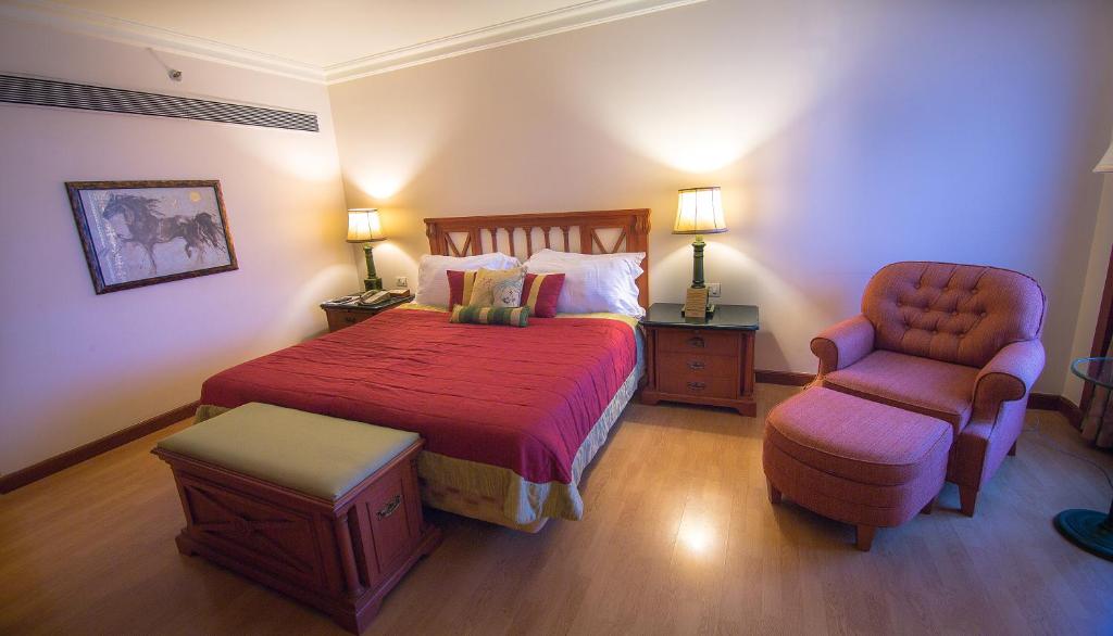 Сьюит (Люкс с правом посещения клубного лаунджа), The Orchid - An Ecotel Hotel
