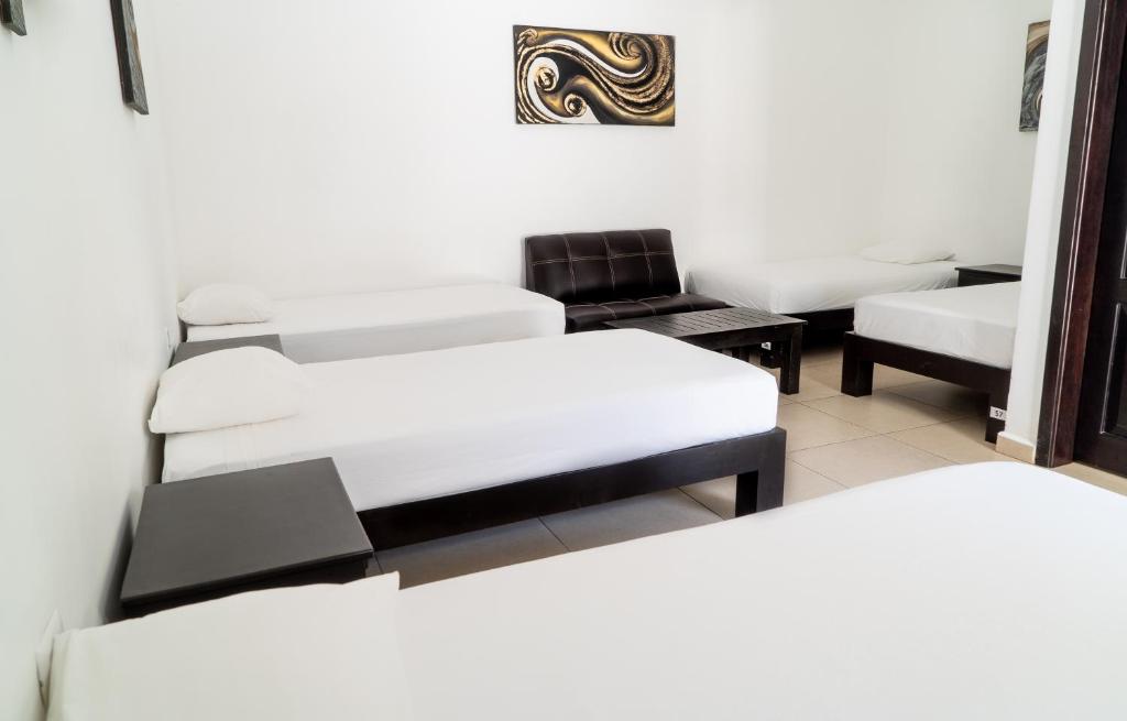 Номер (Односпальная кровать в общем мужском номере), Hostal Benjamin Playa Del Carmen
