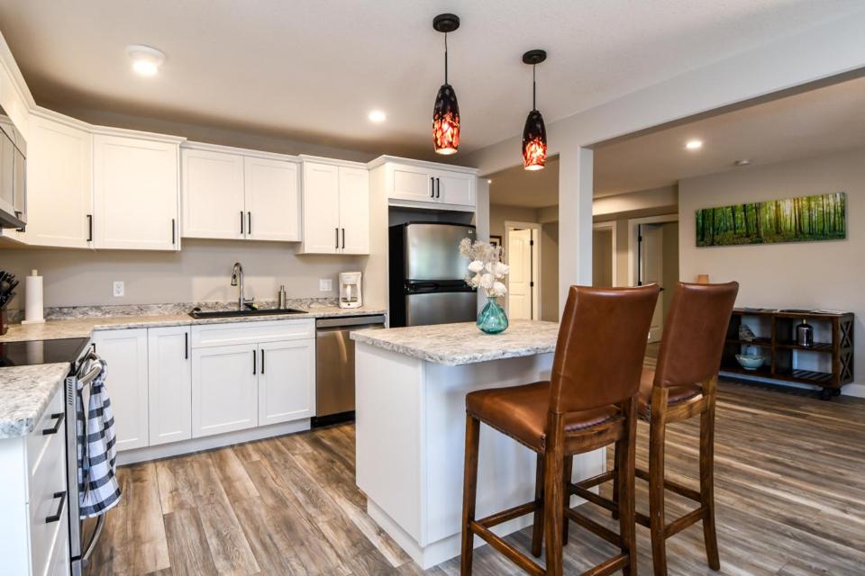 699 Eland Drive photo 2