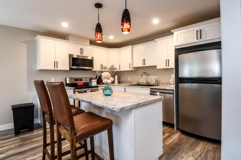 699 Eland Drive photo 4