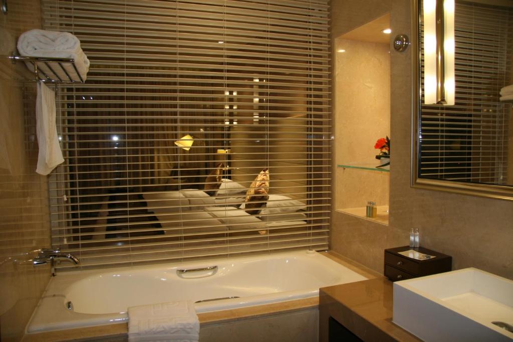 Двухместный (Двухместный номер Делюкс с 2 отдельными кроватями), Ritan Hotel Downtown Beijing