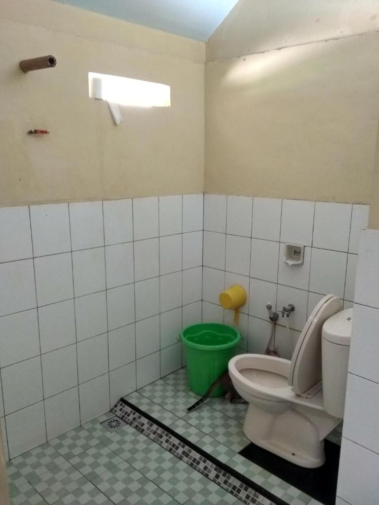 Harry's Ocean House Watukarung Homestay Room Type - Family Room with Shower