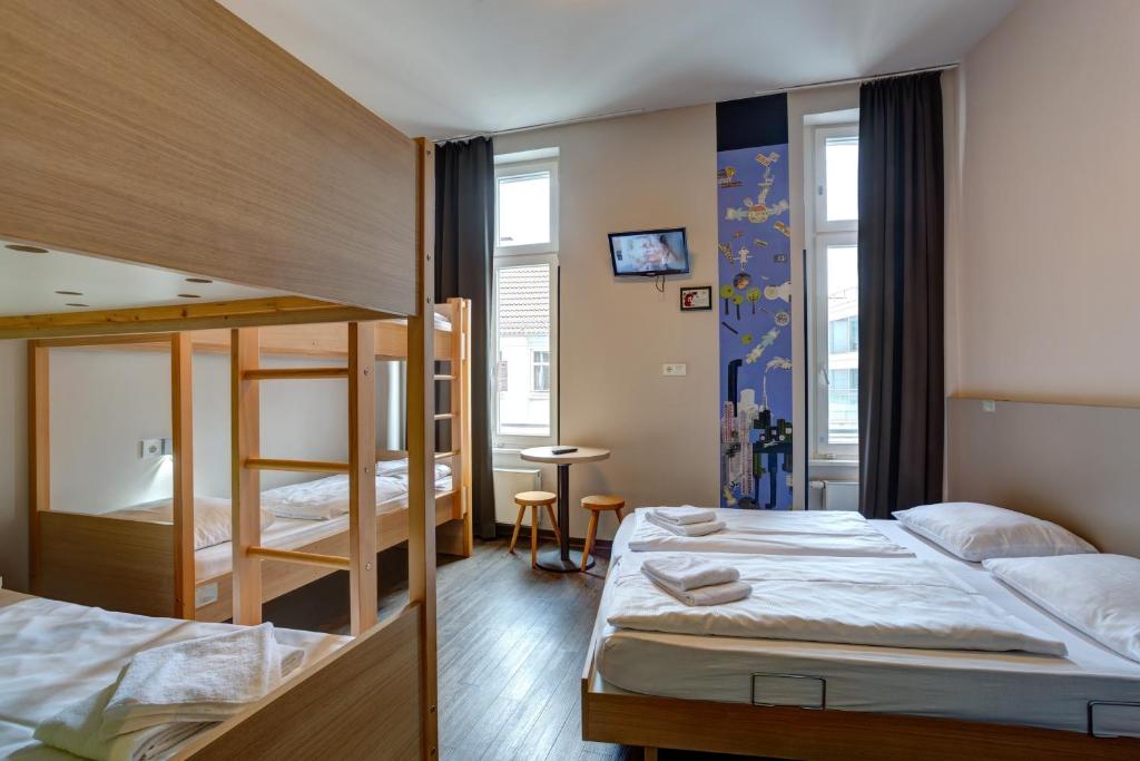 Номер (Номер с 6 кроватями), MEININGER Hotel Berlin Mitte