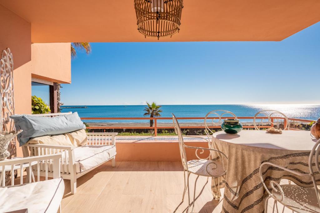 Royal Front Beach Apartment photo 2