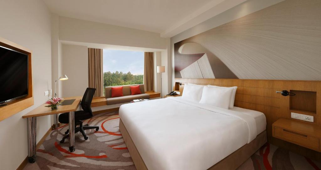 Двухместный (Executive Premier Floor 1 Queen Bed with 1 way airport transfer), Novotel Hyderabad Convention Center