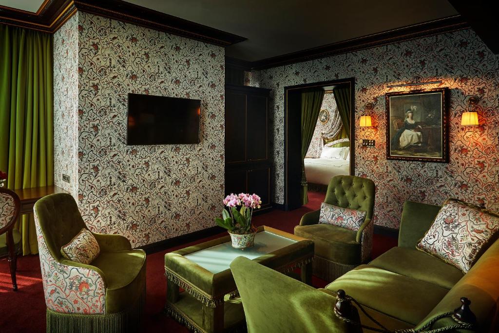 Сьюит (Угловой двухместный люкс с 1 кроватью), L'Escape Hotel
