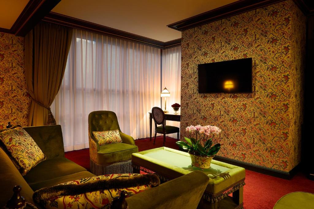 Сьюит (Угловой двухместный люкс с 1 кроватью), L'Escape Hotel