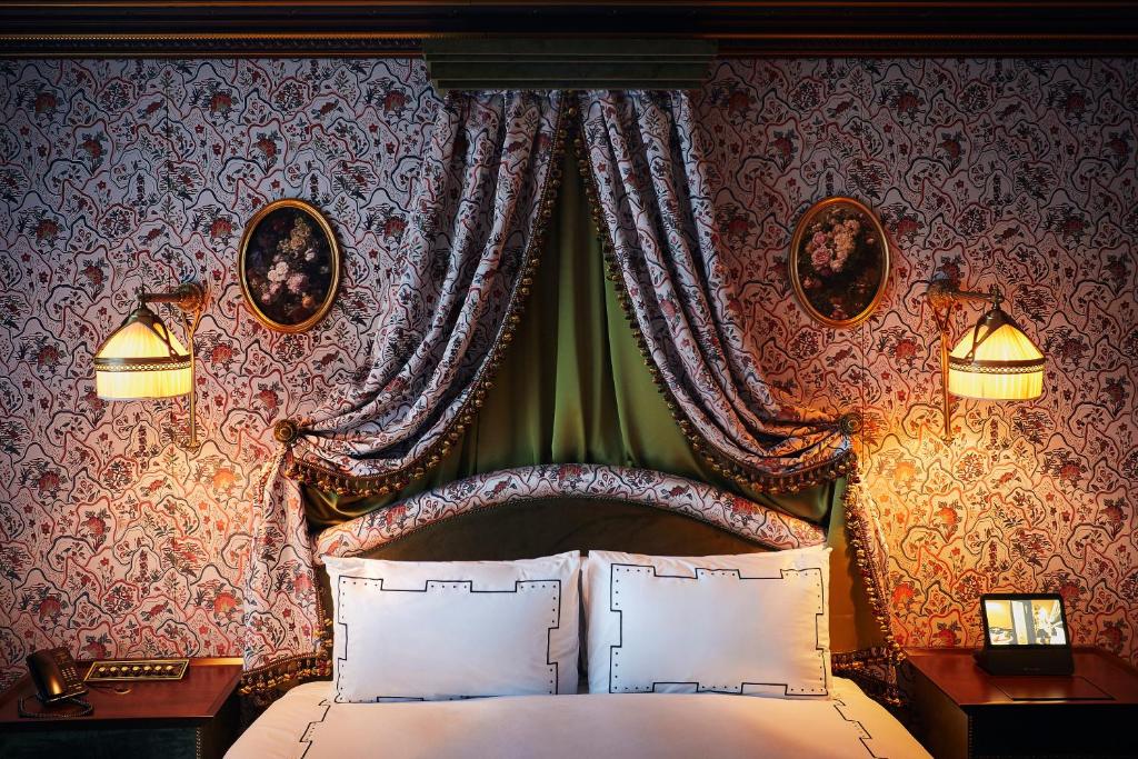 Сьюит (Угловой двухместный люкс с 1 кроватью), L'Escape Hotel