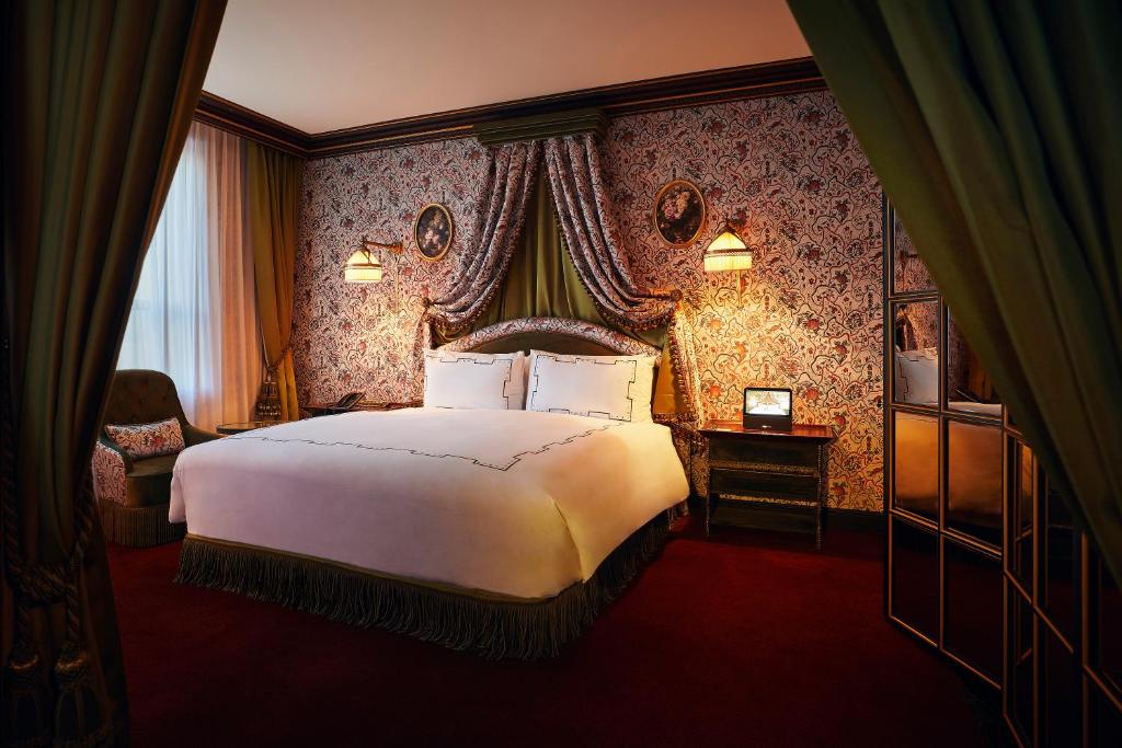 Сьюит (Угловой двухместный люкс с 1 кроватью), L'Escape Hotel