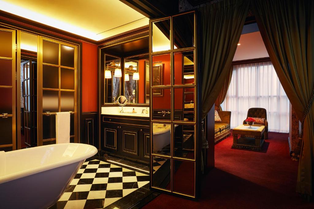 Двухместный (Угловой двухместный люкс с 2 отдельными кроватями), L'Escape Hotel