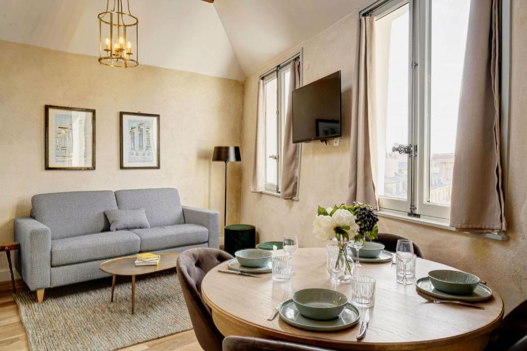 Апартаменты (Двухуровневые апартаменты в доме №44), Apartments Du Louvre