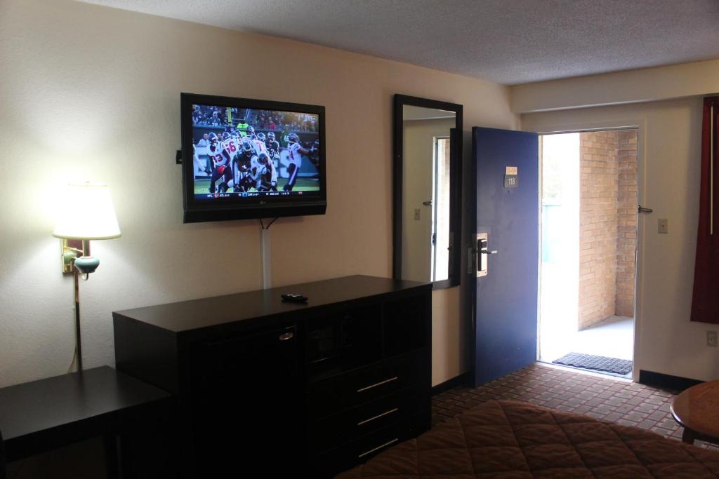 Americas Best Value Inn - Fredericksburg North photo 4