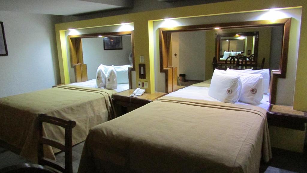 Четырехместный (Номер с 2 кроватями размера «queen-size»), Hotel Mina