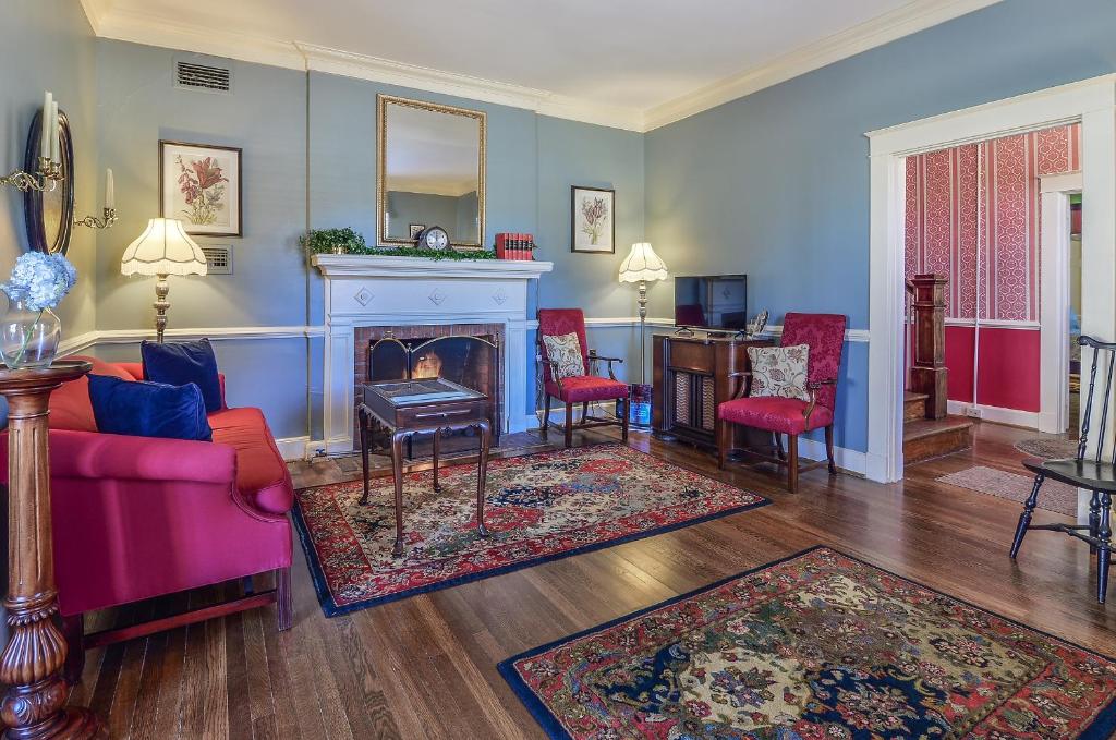 Cedars of Williamsburg Bed & Breakfast - Tap to explore photos