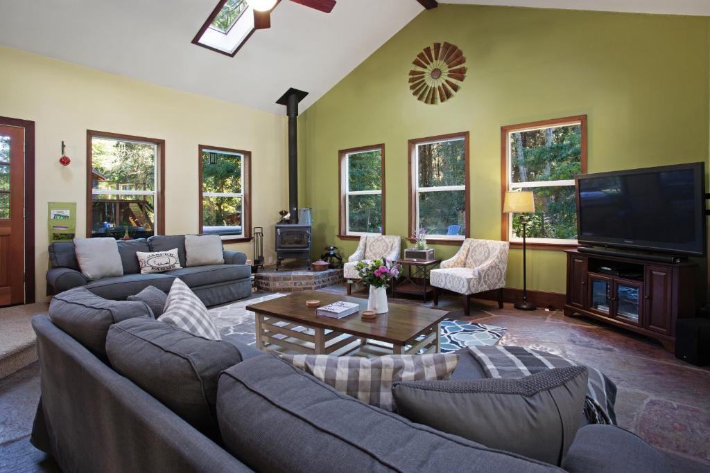 Fort Bragg Farmhouse photo 3