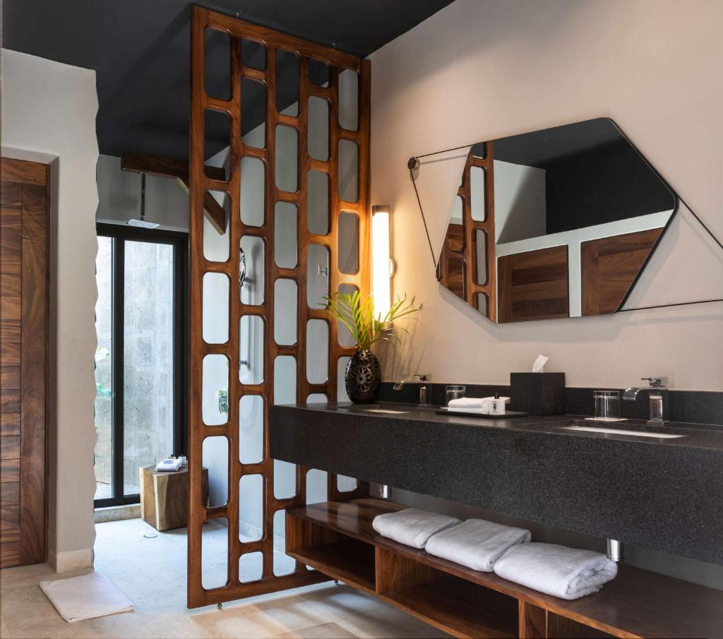 Thompson Zihuatanejo, A Beach Resort, by Hyatt photo 4