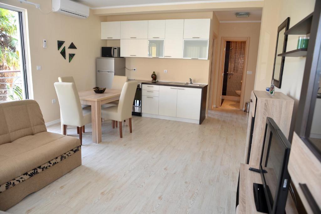 Апартаменты (Апартаменты с 1 спальней и балконом (для 6 взрослых)), Apartments Mianiko