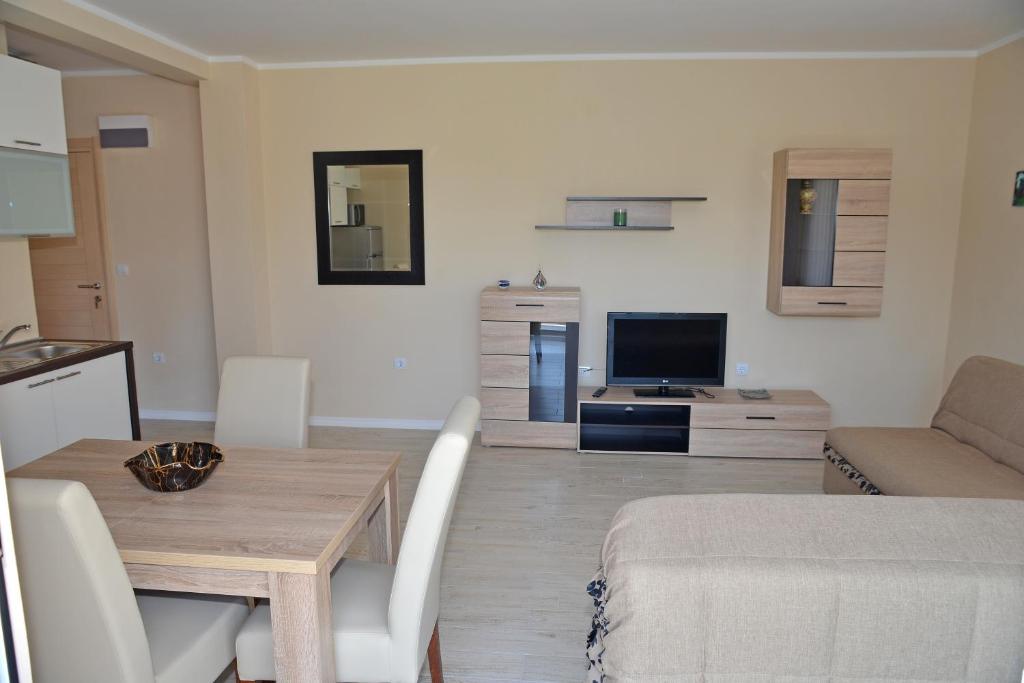 Апартаменты (Апартаменты с 1 спальней и балконом (для 6 взрослых)), Apartments Mianiko