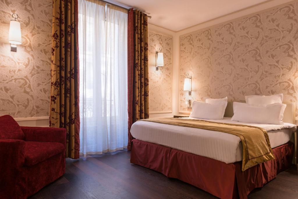 Трехместный (Улучшенный номер с диваном-кроватью), Crystal Hotel