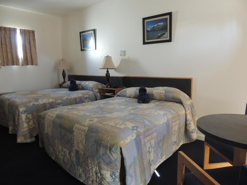 100 Mile Motel & RV Park photo 3