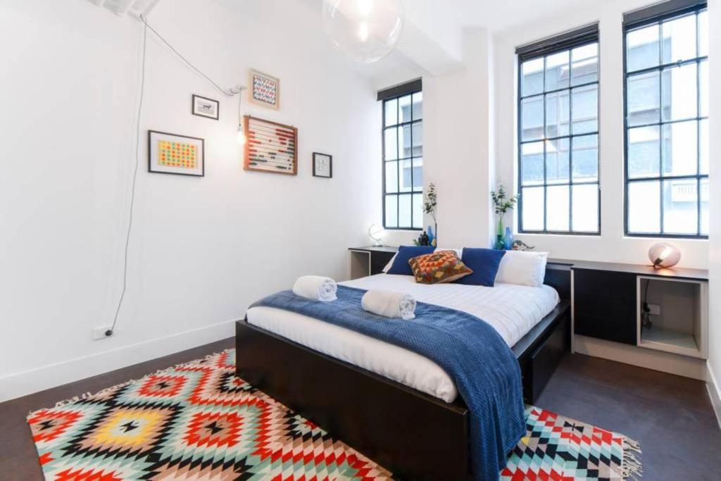 Spacious Designer Warehouse Melbourne CBD Apartment photo 4