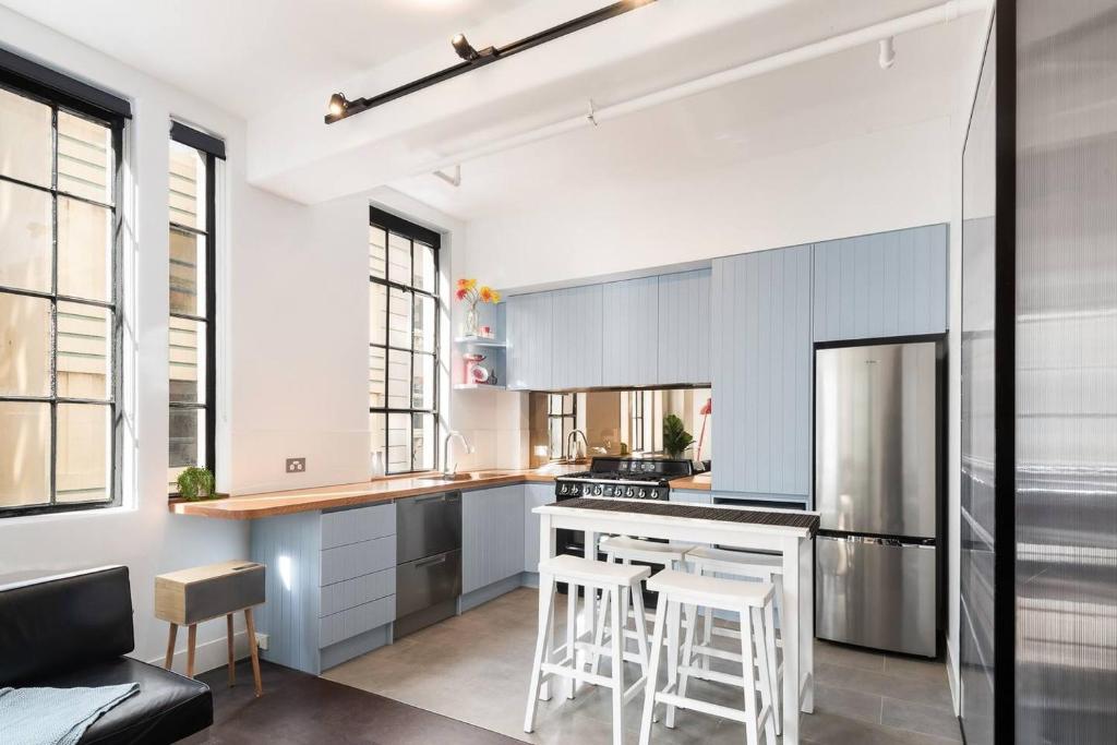 Spacious Designer Warehouse Melbourne CBD Apartment photo 3