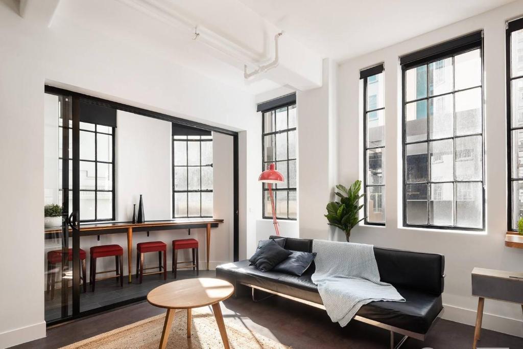 Spacious Designer Warehouse Melbourne CBD Apartment photo 2