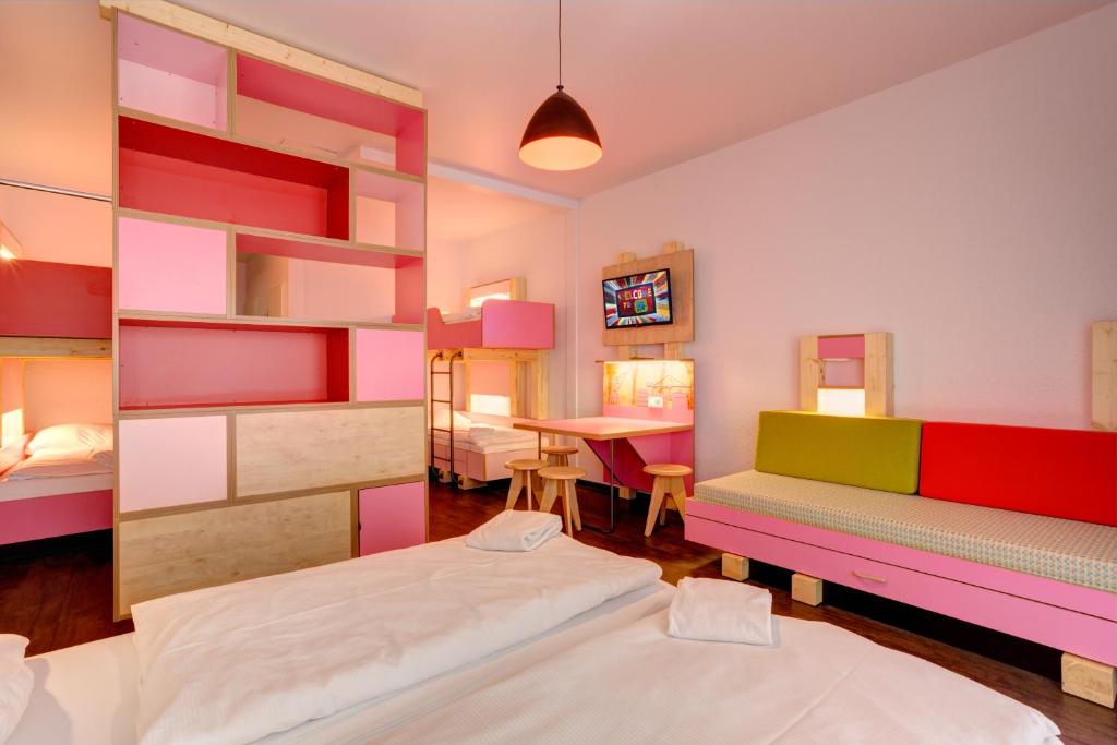 Номер (Кровать в общем 6-местном номере для женщин), MEININGER Hotel Hamburg City Center