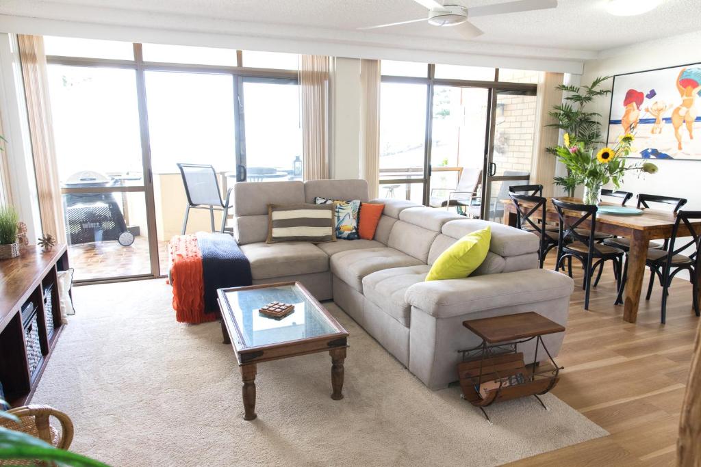 Beauty at the Beach - modern beachfront apartment photo 4