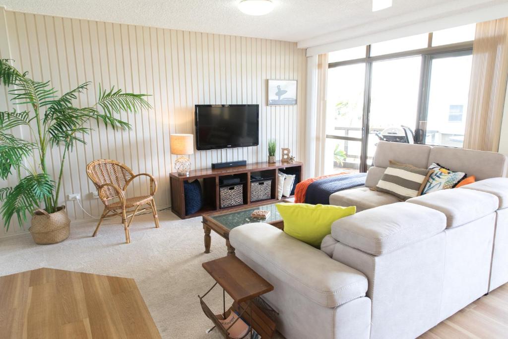 Beauty at the Beach - modern beachfront apartment photo 3