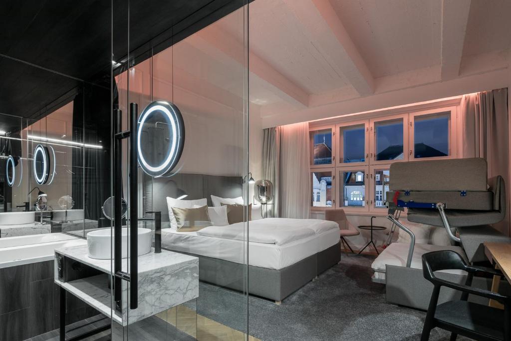 Семейный (Улучшенный семейный номер с гидромассажной ванной), Pytloun Boutique Hotel Prague