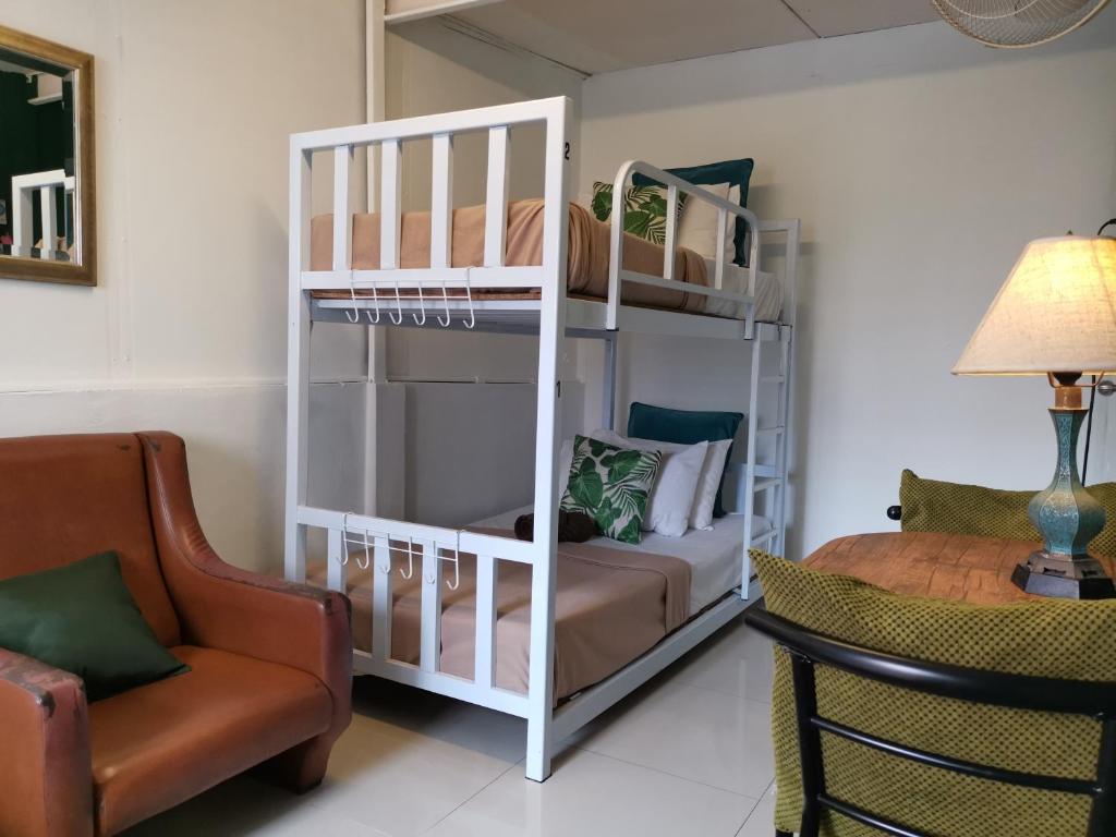 Трехместный (Трехместный номер с общей ванной комнатой), Siam Journey Guesthouse