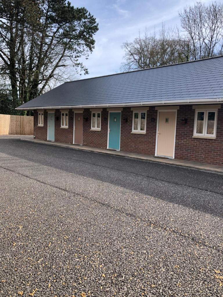 De Courceys Manor Suites & Cottages - Tap to explore photos