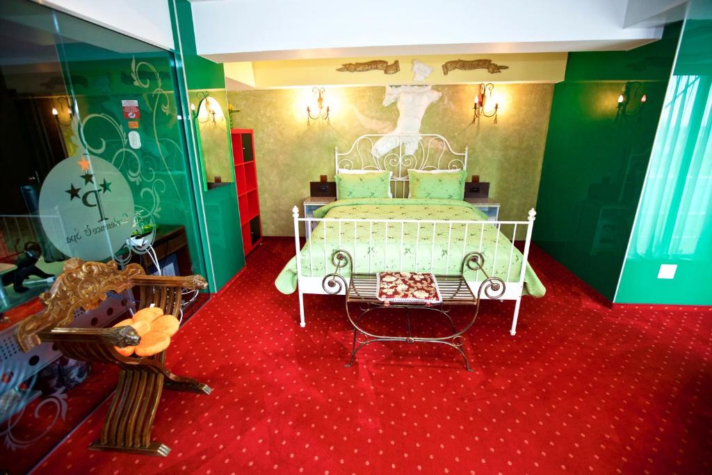 Двухместный (Улучшенный номер с кроватью размера 