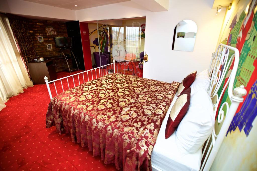 Двухместный (Улучшенный номер с кроватью размера «queen-size»), Grand Pier Hotel Old Town