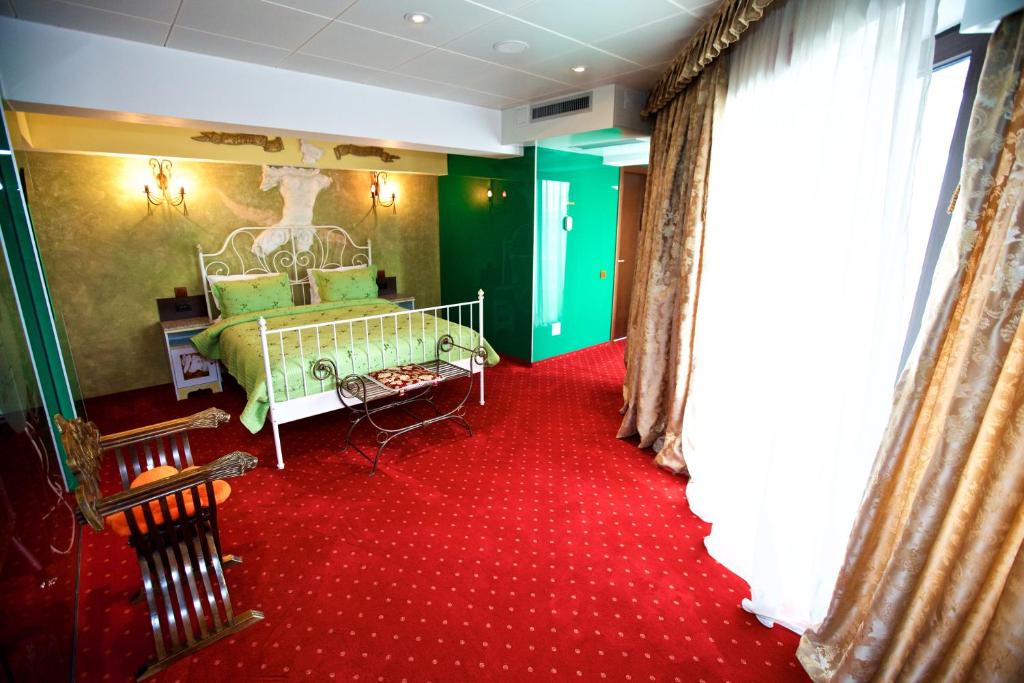 Двухместный (Улучшенный номер с кроватью размера 