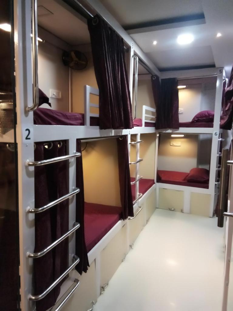 Номер (Кровать в общем номере для мужчин и женщин с 10 кроватями), Hotel Parkside Grand Navjyoti