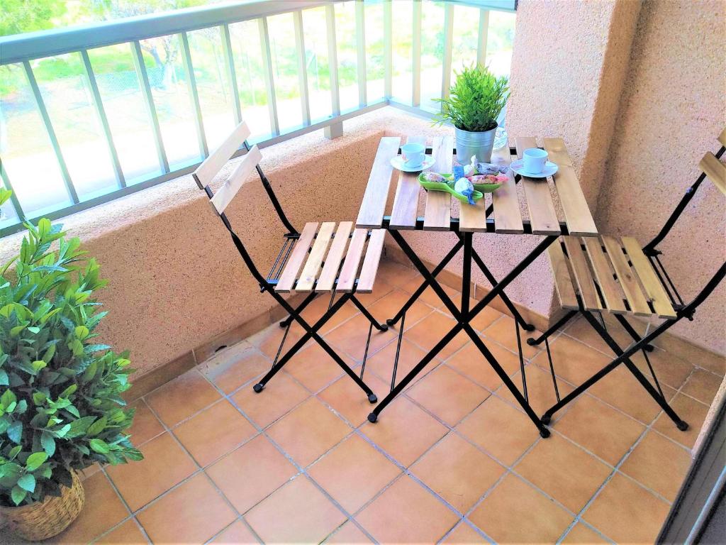 Bright spacious apartment, 2 min walk from beach photo 4