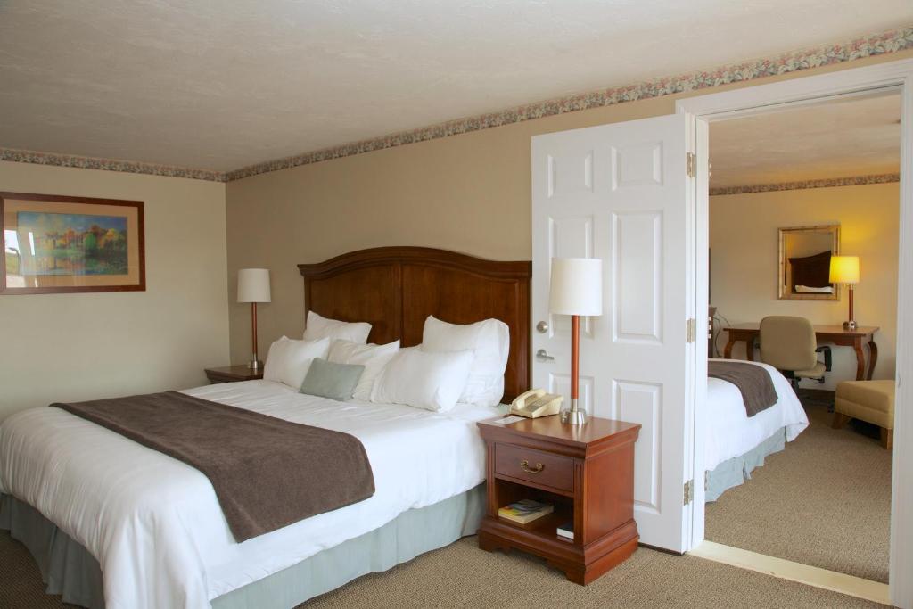 Holiday Hill Inn & Suites photo 2
