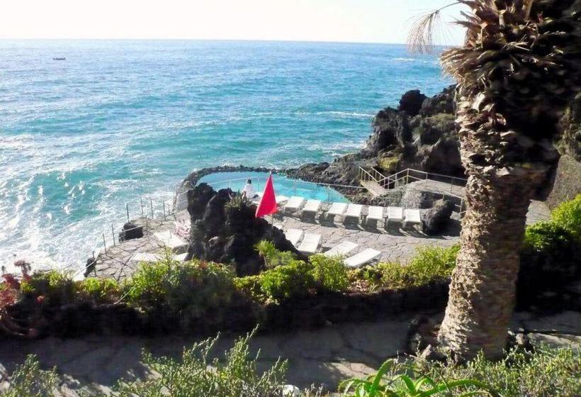 Bright spacious apartment, 2 min walk from beach photo 1